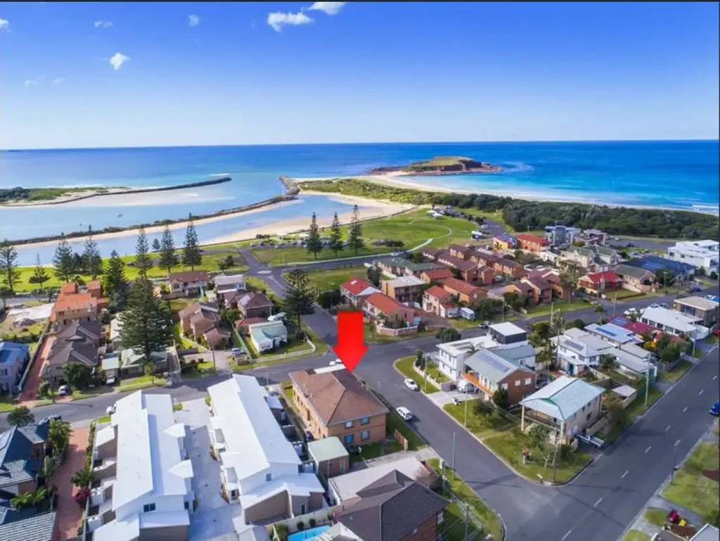 Coastal Convenience Just Moments from the Beach & Lake Foreshore