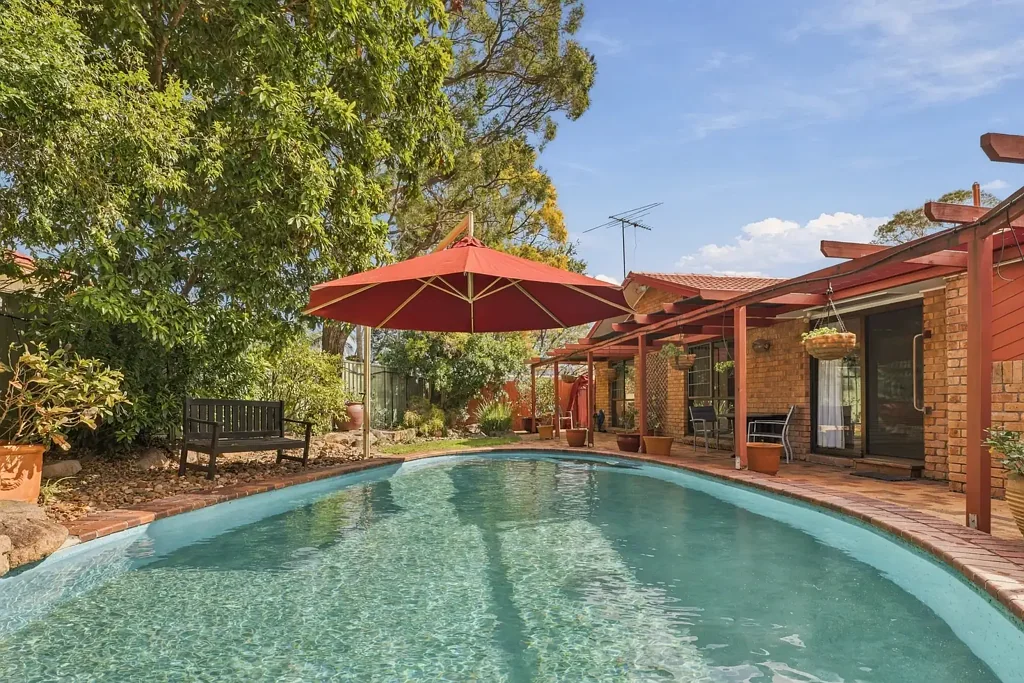 Carindale 4침실 Spacious Mid-Century Inspired Home in Quiet Cul-de-sac