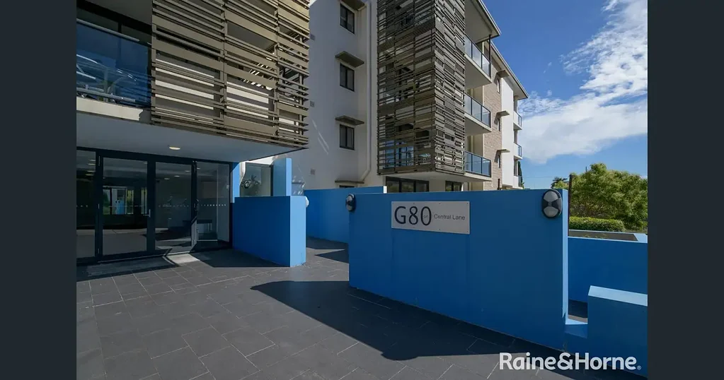 MODERN & FULLY FURNISHED CBD LIVING