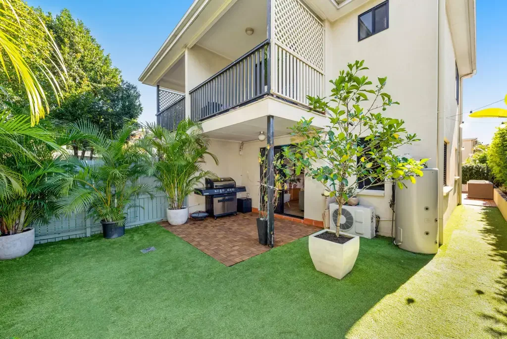 Supremely stylish & private garden haven with resident's pool & greenspace