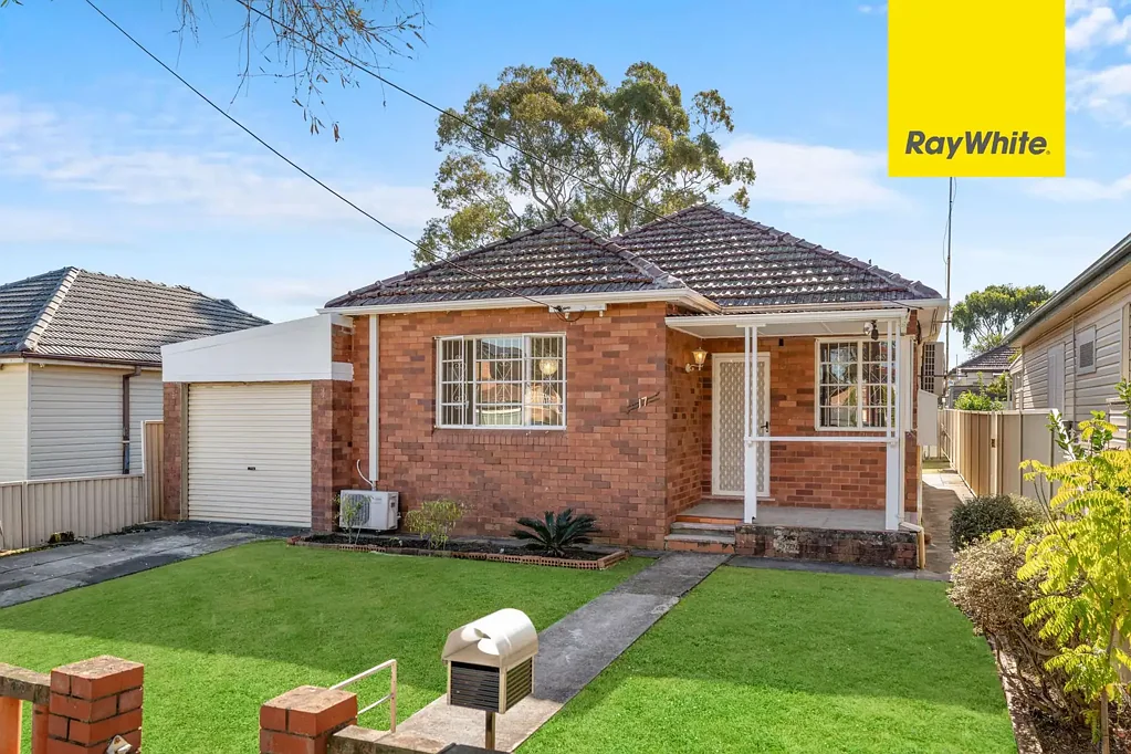 Lidcombe 3ห้องนอน FULL BRICK FAMILY HOME ON A LEVEL CLEAR BLOCK