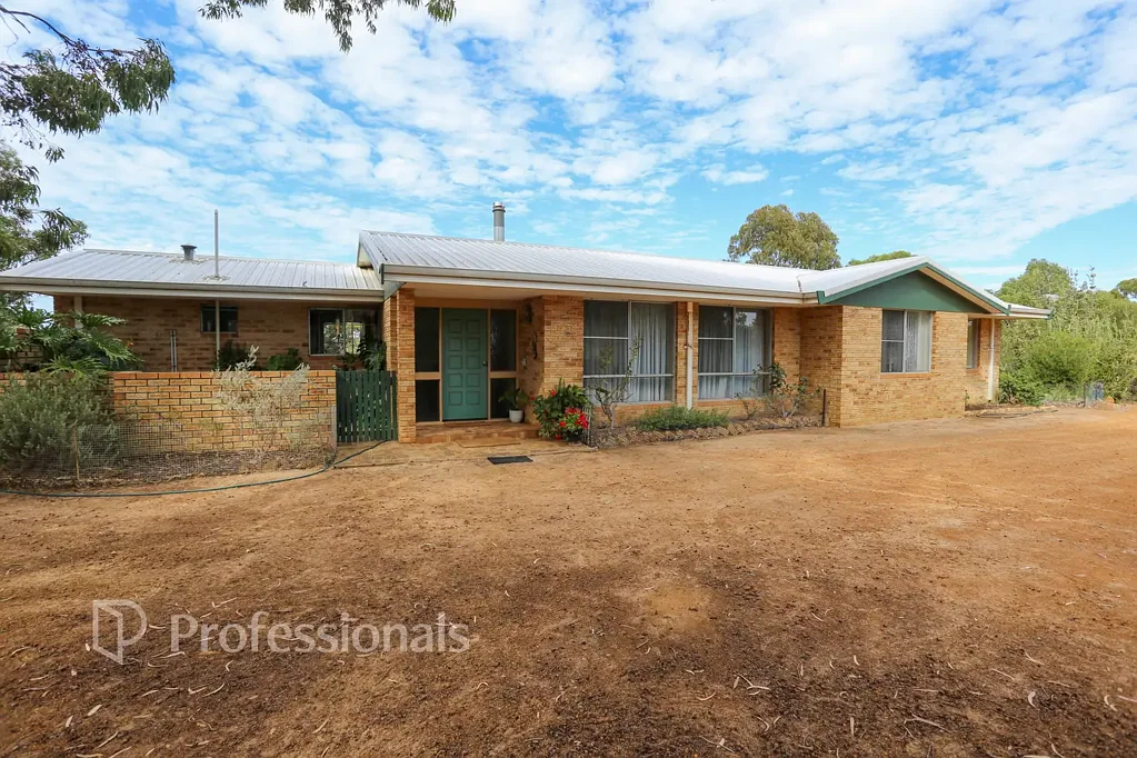 Myrup 6ห้องนอน Dual Living Opportunity on Peaceful Rural Holding