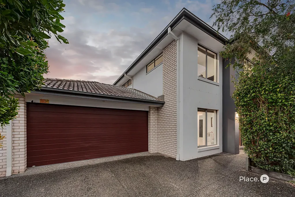 Holland Park West 5 Bedroom Modern Family Home with Multiple Living Areas