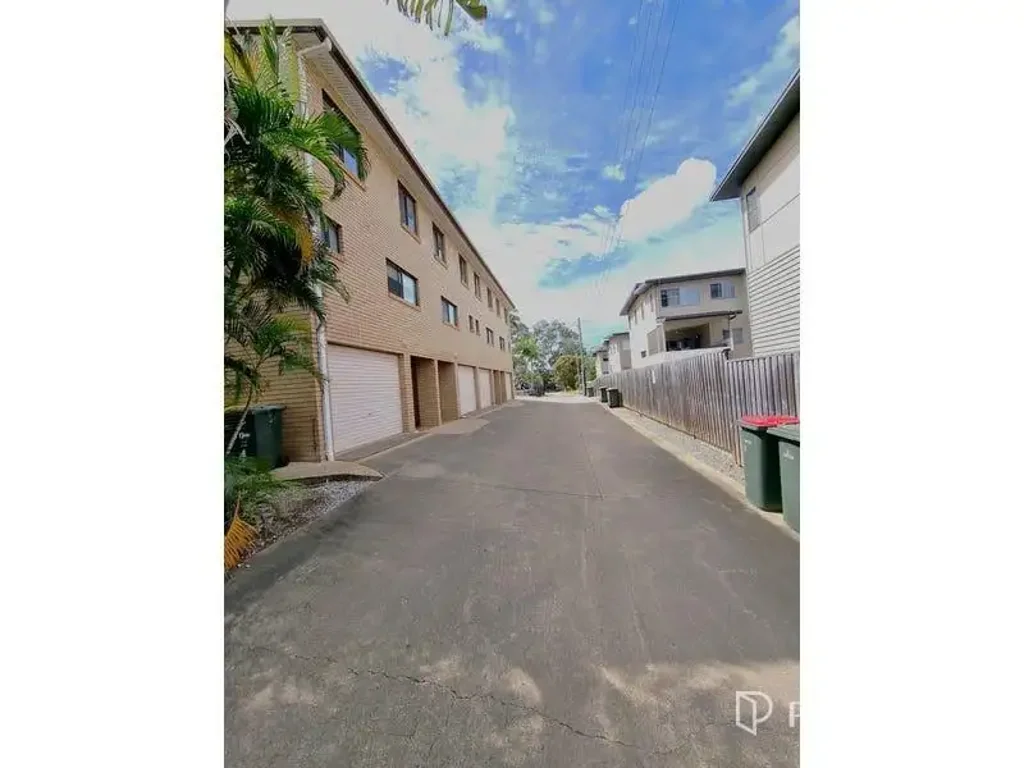 EASY LIVING!! **TOWNHOUSE READY TO MOVE IN TO**