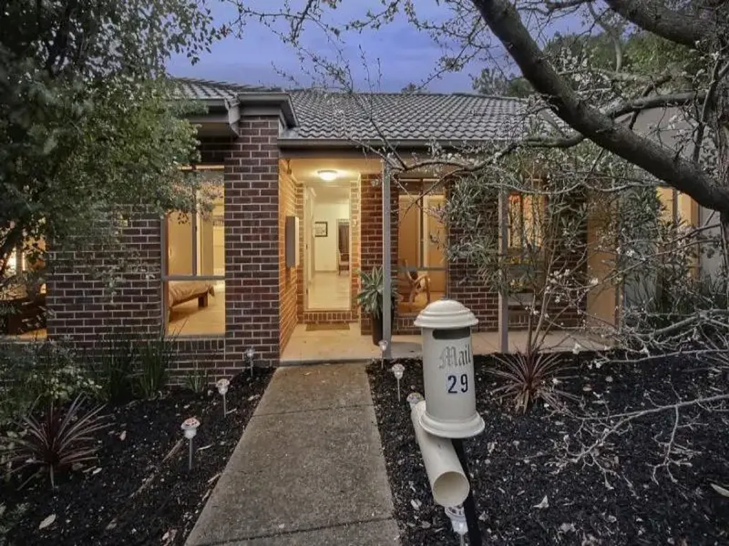 Well Designed 3 Bedroom Home - Mt Waverley School Zone!!