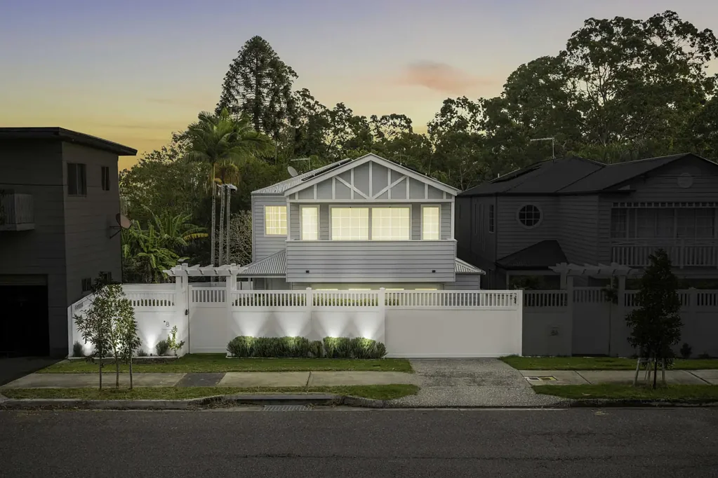 Everton Hills 5房 全新精筑住宅 三年保修期 高端现代设计 五室二半卫 宽敞主卧套间 西门子高端电器 智能节能设施 游泳池娱乐区 中心地段家庭优选 Elegant Hamptons-Inspired Luxury with Resort-Style Entertaining
