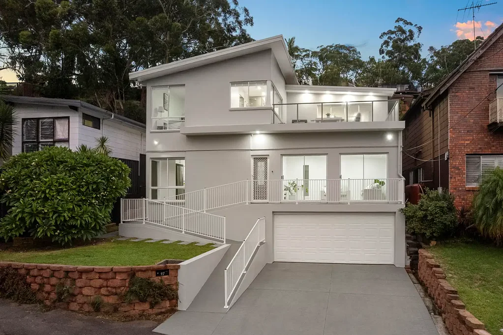 Gymea 7房 Gymea Bay景观 双主卧套间 宽敞七卧 家庭后院 双车库 双居住潜力 Family Home of Generous Proportions