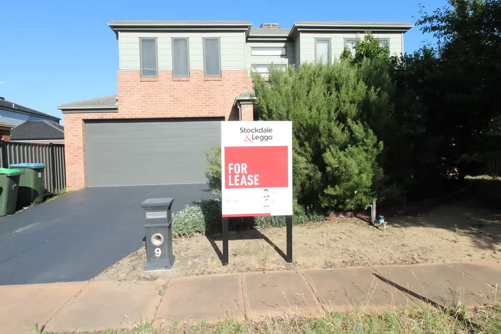 ELEGANT AND SPACIOUS 5 BEDROOM FAMILY HOME FOR RENT !!