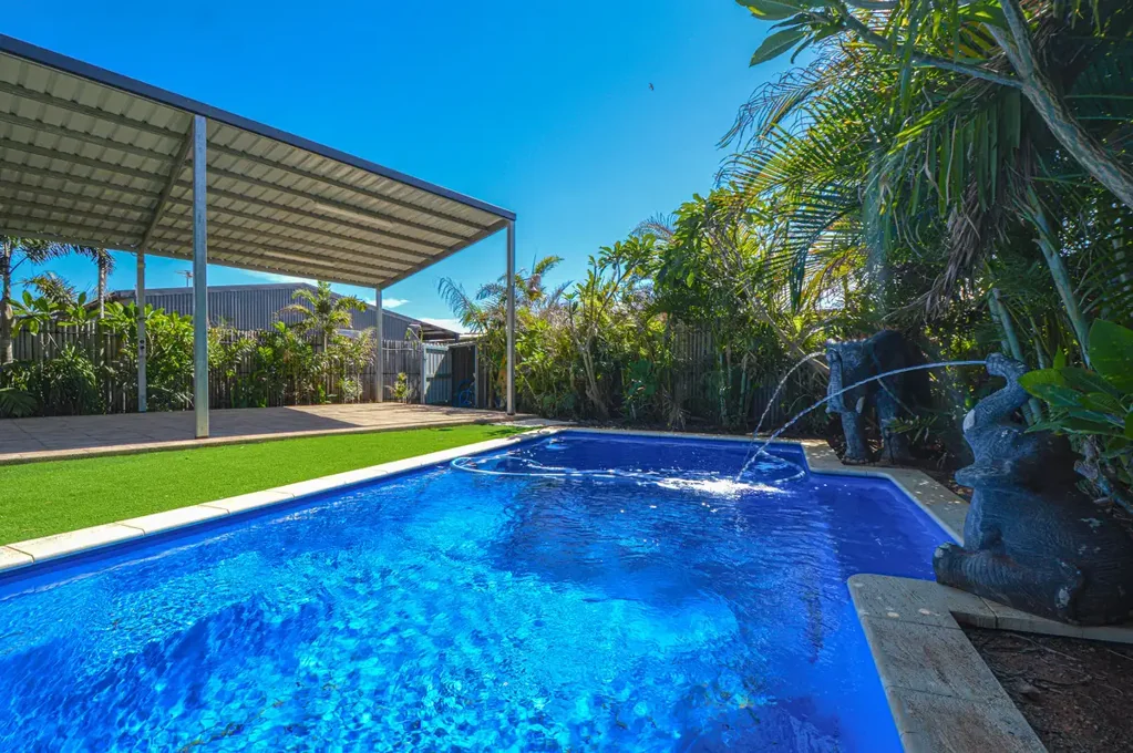 South Hedland 3房  SOLID BRICK HOME WITH LOVELY POOL IN TROPICAL SETTING