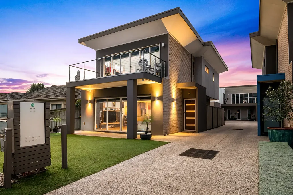 North Shore 3 Slaapkamer Uninterrupted Bay Views in a Premier Waterfront Position