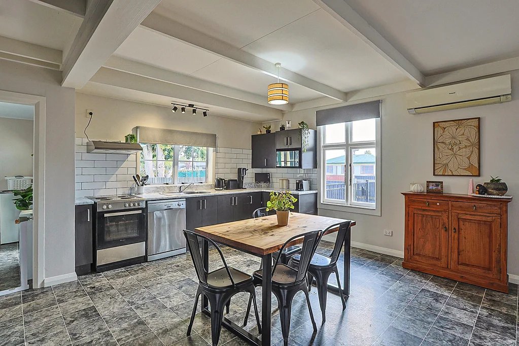 Parkvale 4房  Parkvale Four-Bedroom Gem