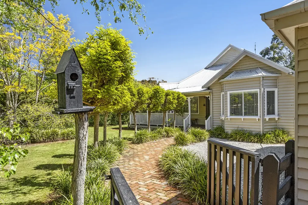 Coomoora 3房  A Country Residence of Timeless Charm & Tranquillity, With A Rare Garden & Equestrian Retreat Near Daylesford