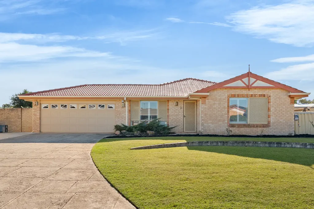 Port Kennedy 4બેડરૂમ IMPRESSIVE FAMILY HOME CONVENIENTLY LOCATED AND SHOWCASING FABULOUS SWIMMING POOL