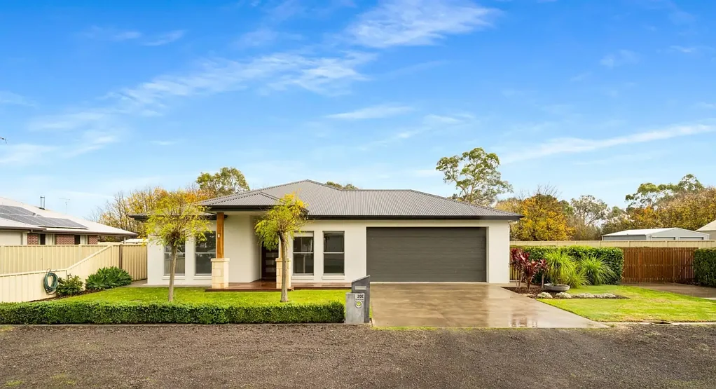 Penola 4침실 Quality craftsmanship on display in Penola within this picture-perfect family home