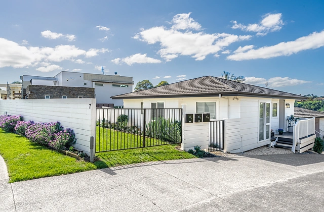 1/7 Tuscan Place, Half Moon Bay, Manukau City