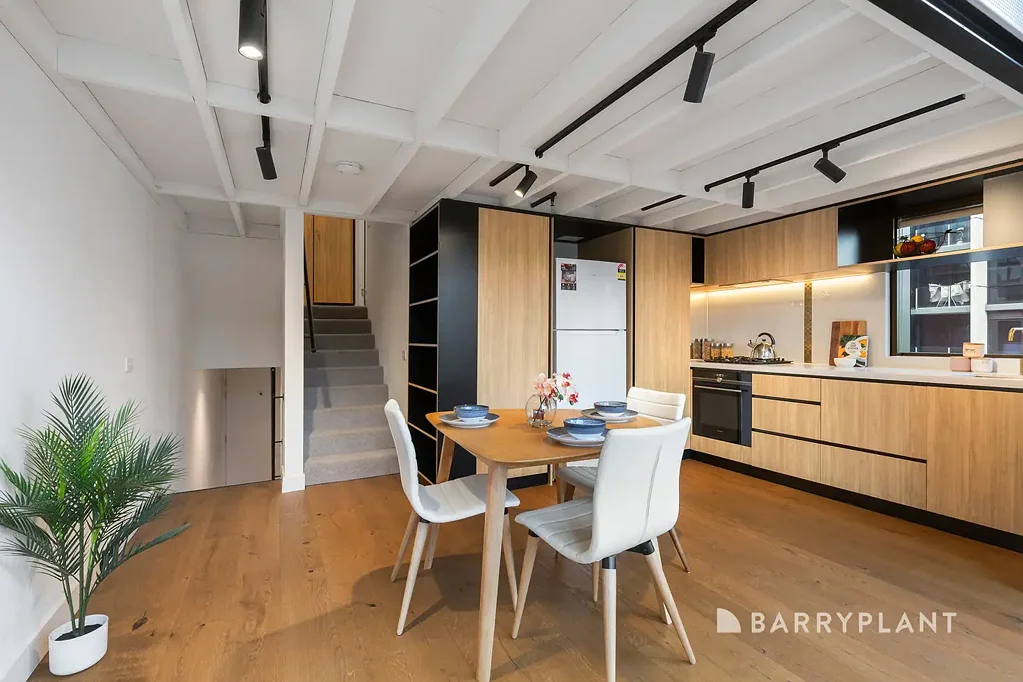 Docklands 3房 转角三卧 两个浴室 安全车位 阳光朝向 轨道照明 开放式生活 Siemens厨房 主套房衣帽间 阳台日落景 恒温泳池 健身房 有轨电车区 Luxury and Light: A Signature Escala Loft Residence