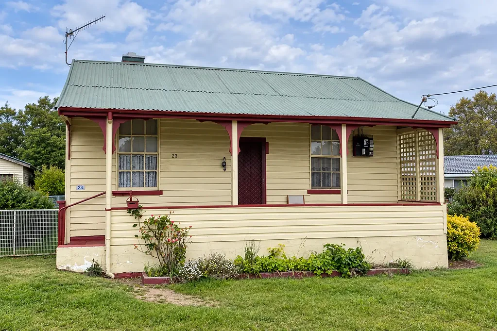 Braidwood 2Kwarto Charming Cottage with Potential in a Prime Location
