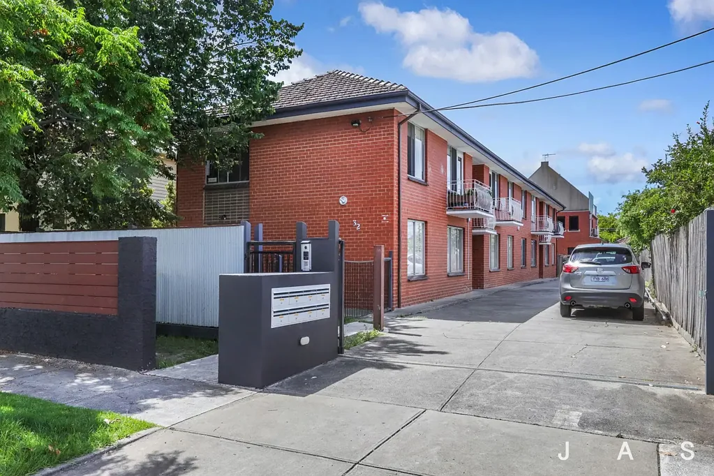 Recently Refreshed Ground Floor Apartment in a Quiet, Immaculate Block