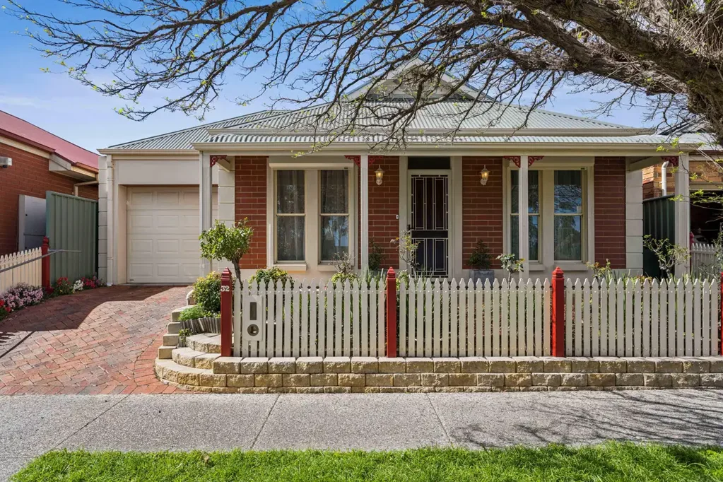 Mawson Lakes 3બેડરૂમ The Perfect Home in a Picture-perfect Location!