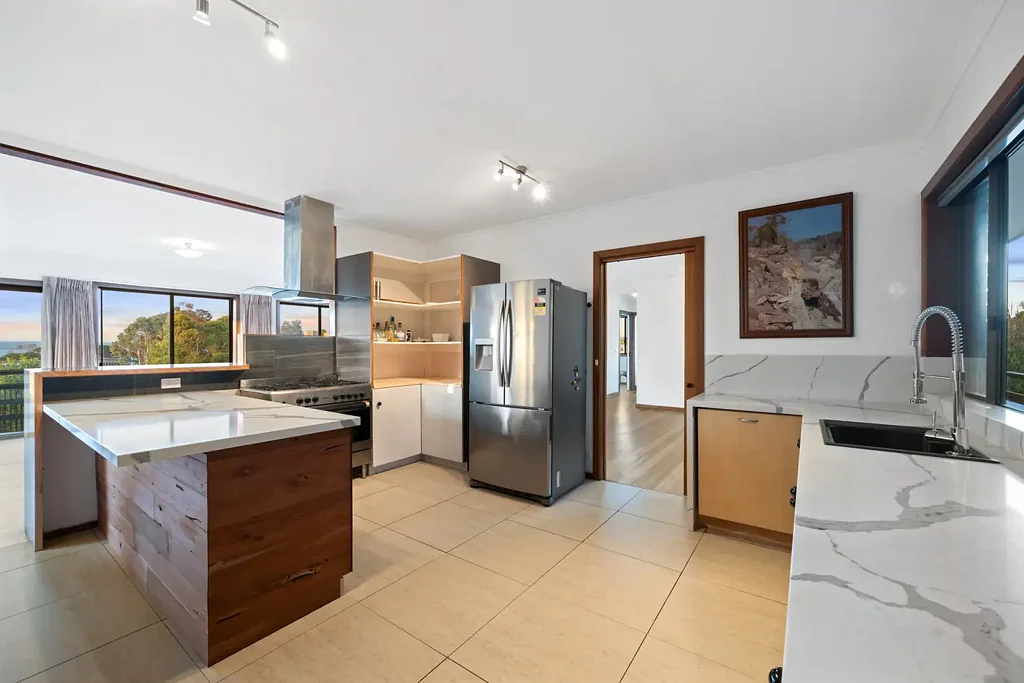 Spacious Furnished Entire Top Floor with Water Views Gardening included