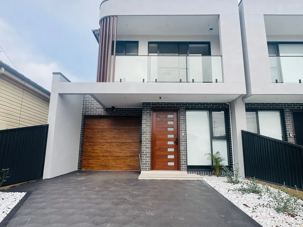 Modern Luxury Living – Spacious 5 Bedroom Duplex!