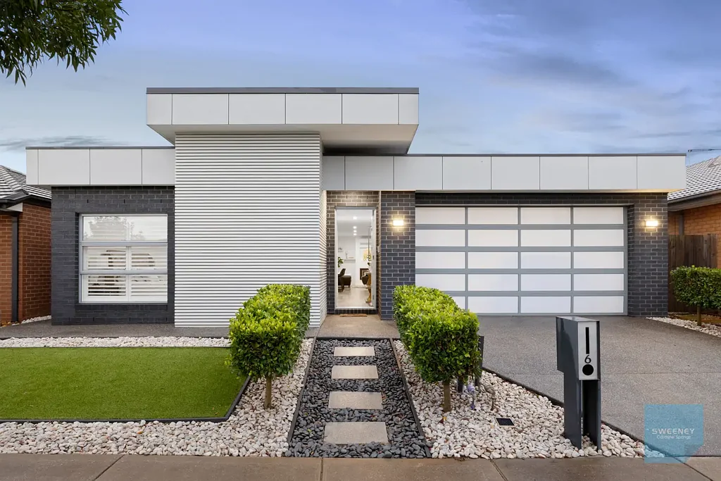 Aintree 3Zimmer Custom-Designed Luxury in a Prime Lifestyle Location