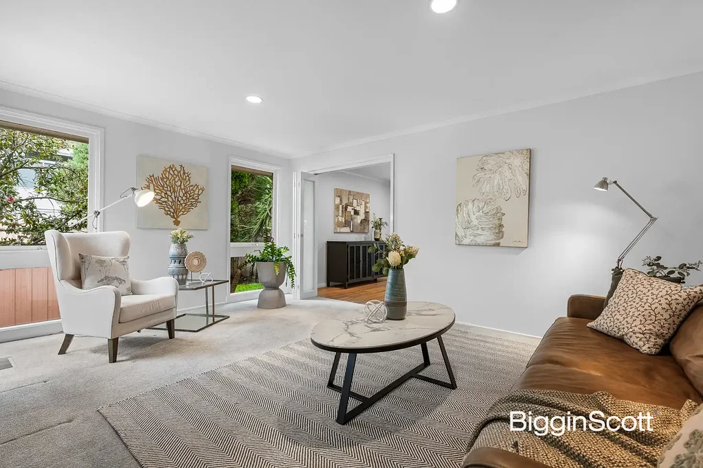 Glen Waverley 5房 双学区公园旁 朝北地势高 现代厨房设备 开放式社交区 五卧带衣帽间 主卧带按摩浴缸 步行达学校商圈 SPACIOUS DESIGN IN PRIZED DOUBLE SCHOOL ZONE!