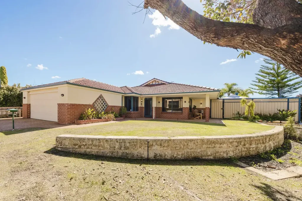 Landsdale 4房  Corner Block Entertainer with Pool – The Perfect Family Home!