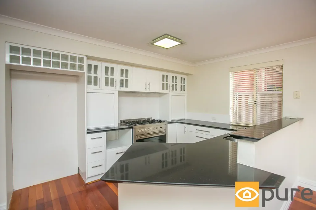 OPEN PLAN LIVING CLOSE TO THE CAFÉ STRIP