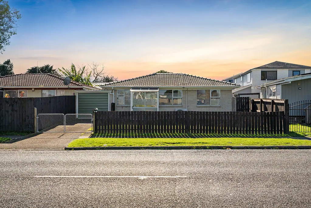 Manurewa 2房  Road Frontage Brick Unit with Unlimited Potential!