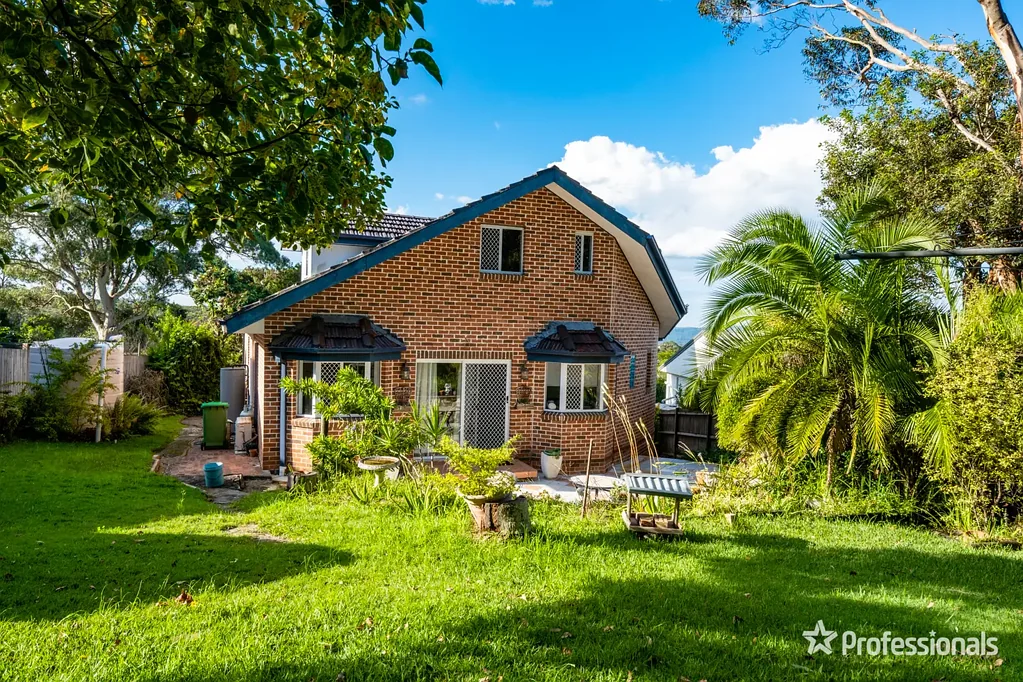 Kariong 3 Bedroom Rare opportunity! Spacious 316 m2 property with beautiful water and city views!