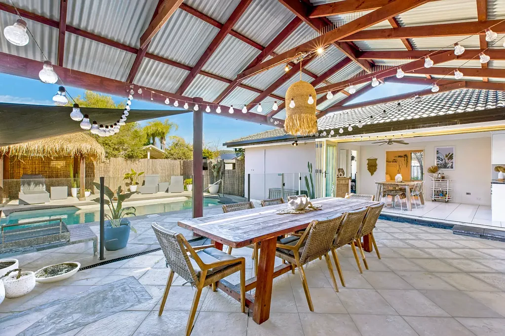 Bateau Bay 4બેડરૂમ Modern low maintenance home with stunning pool and entertaining area