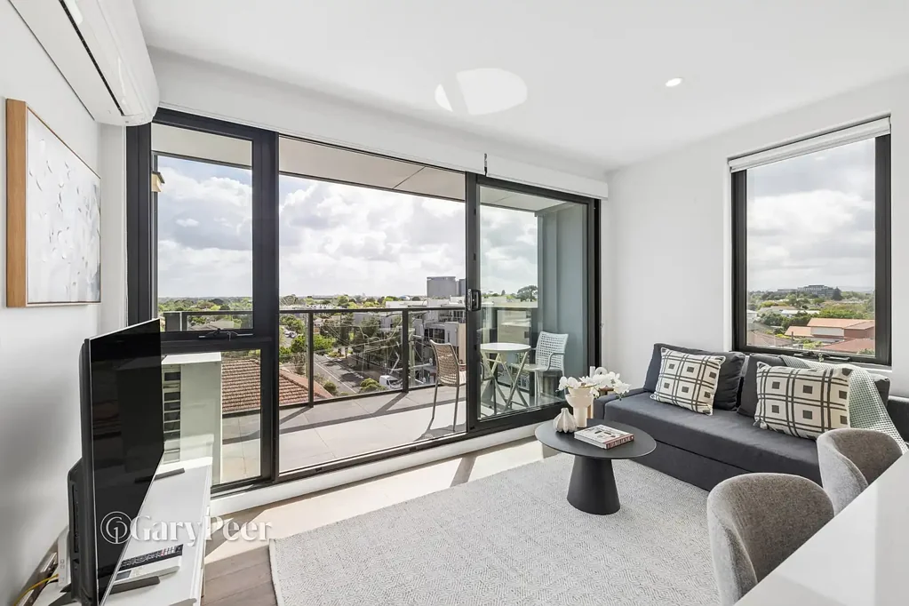 Murrumbeena 2房 采光充足的生活空间，位于理想生活区 Light-filled living in a lifestyle location