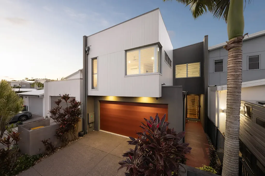 Maroochydore 4房  Waterfront Living in the Heart of Sunshine Cove
