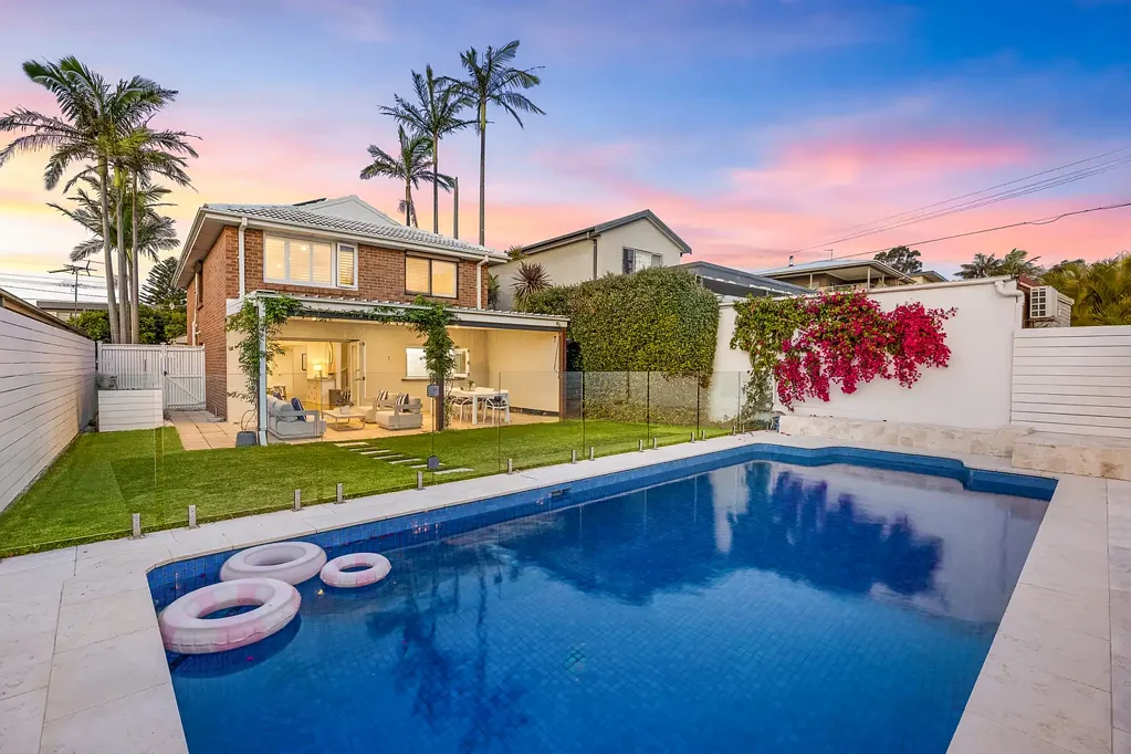 Phillip Bay 5Zimmer Coastal Haven with Stylish Updates & Sunny Pool Moments to Idyllic Yarra Bay