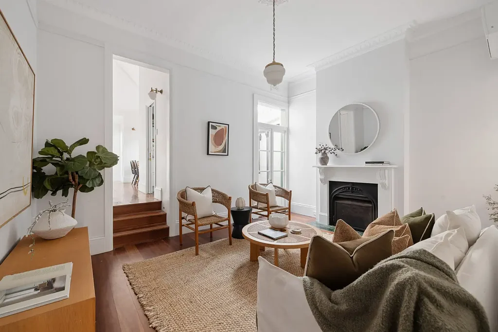 Balmain 2房 Mort Bay经典住宅 私人露台 石材厨房 法式门窗 港湾景观 CBD渡轮近 Quintessential Balmain house / steps to the harbour