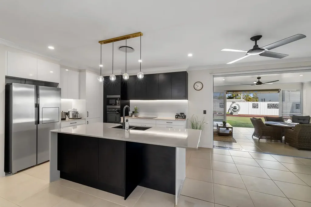 Pelican Waters 4Kwarto METICULOUSLY MAINTAINED COASTAL LIVING IN A TIGHTLY HELD PELICAN WATERS CUL-DE-SAC!
