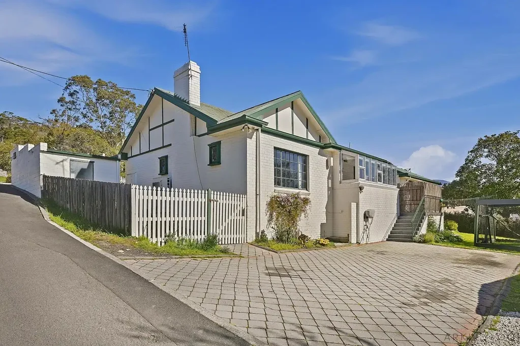 Geilston Bay 5 Bedroom Character, Space and Sunshine for the Whole Family