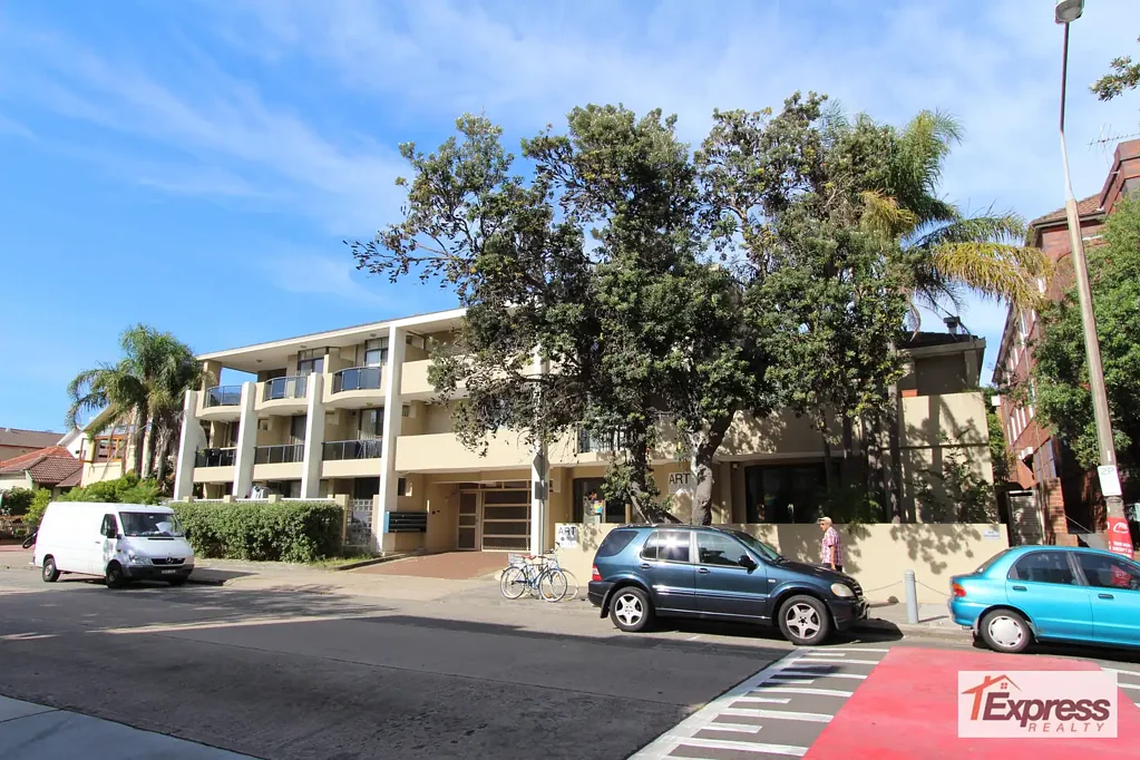 MODERN APARTMENT IN THE HEART OF BONDI BEACH WITH PARKING