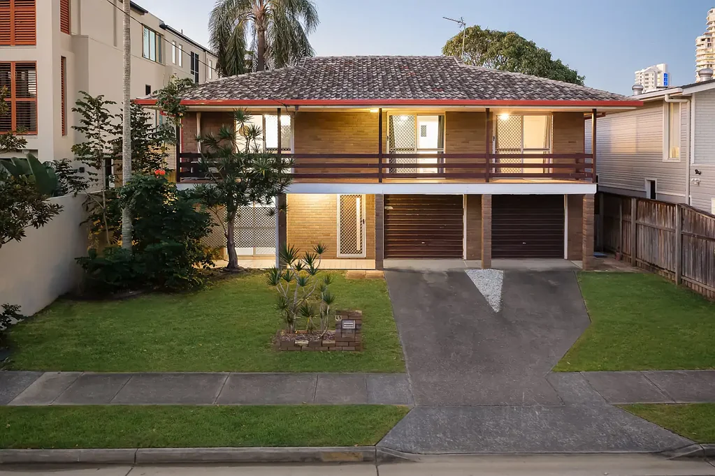 Main Beach 3房  Lucrative Main Beach Opportunity: Rebuild, Redevelop or Landbank for Future Gain