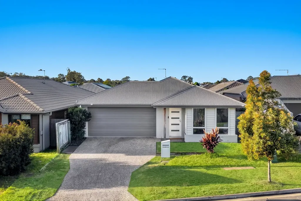 Pimpama 4Habitaciones Stylish Family Living in the Heart of Village Estate