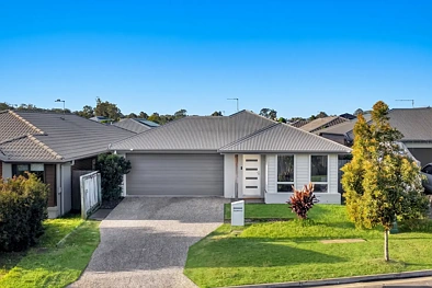 Pimpama 4 Slaapkamer Stylish Family Living in the Heart of Village Estate