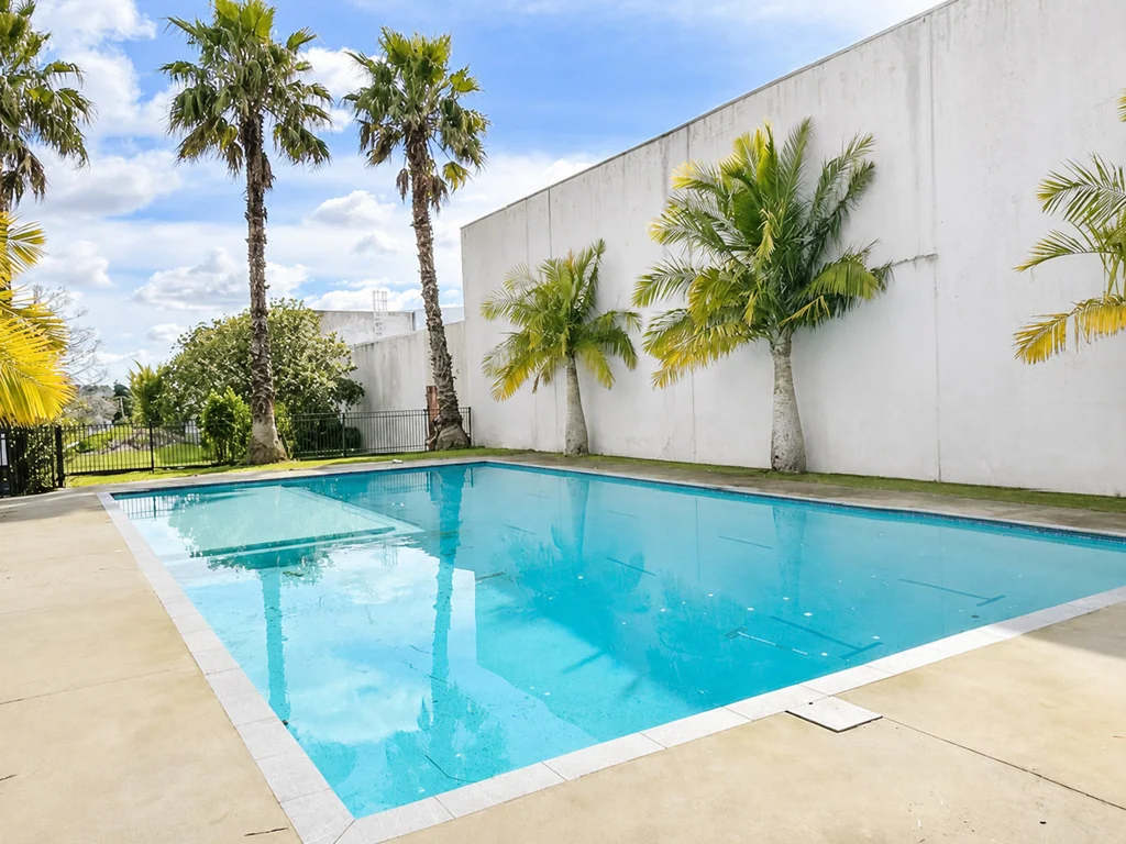 Glen Eden 1房  POOL, GYM. CARPARK. GREAT VALUE.