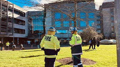 快讯！奥大一建筑内疑似发现爆炸物，师生被紧急疏散！