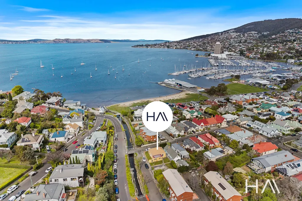 Sandy Bay 2 Slaapkamer Premium Corner Position with Architect-Designed Potential in Blue-Chip Coastal Location!