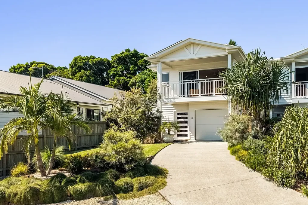 Lennox Head 4房  Immaculate Coastal Residence with Hinterland Views and Sunset Magic in the Heart of Lennox Head