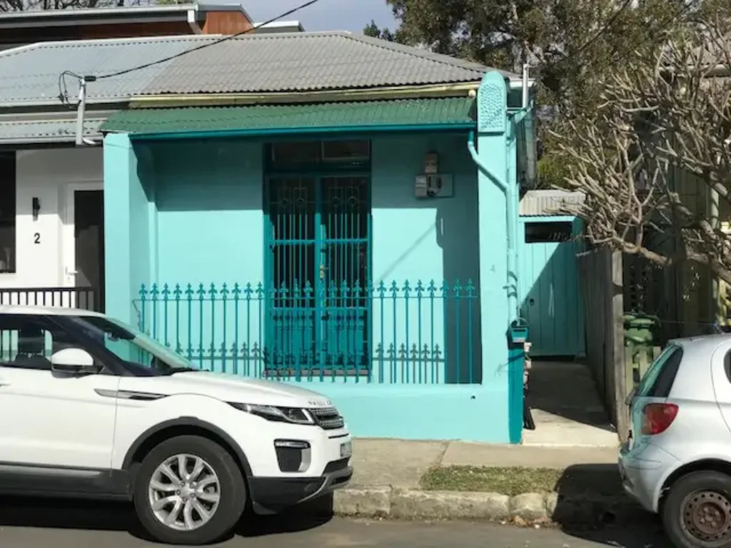 2 BEDROOM HOUSE IN A QUIET STEET - GREAT LOCATION