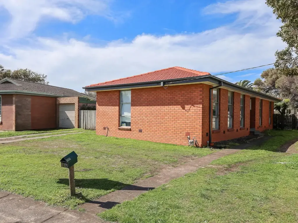 PARTIALLY FURNISHED BRICK HOME IN WEST WARRNAMBOOL