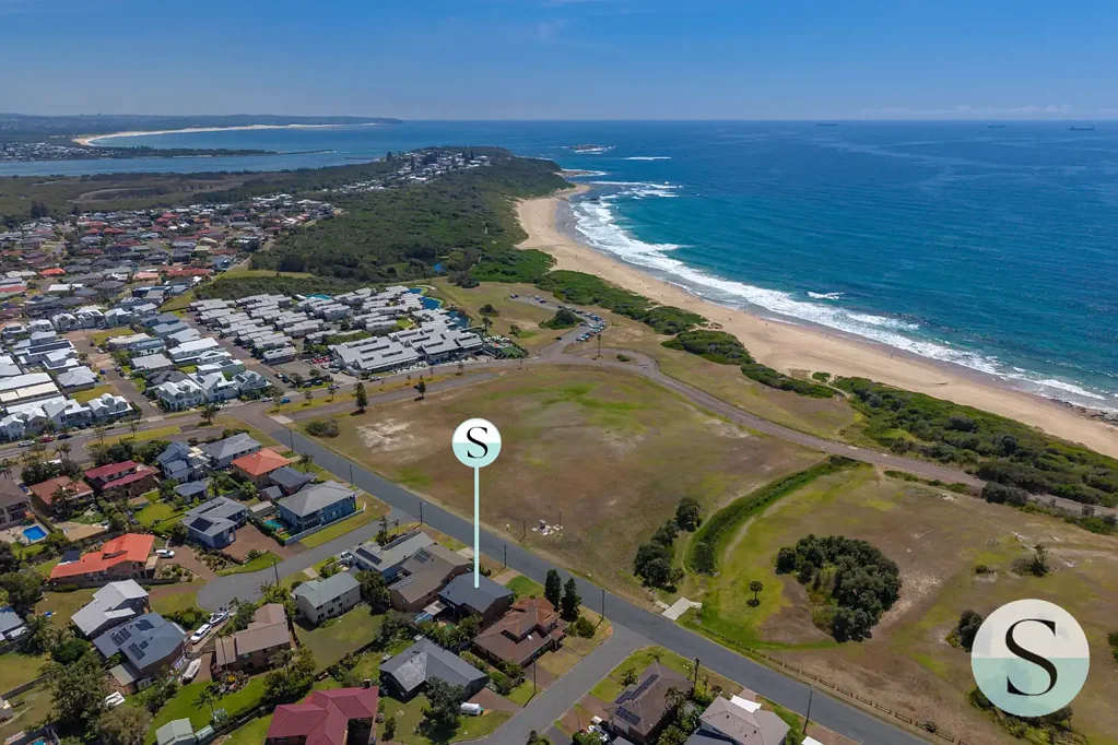 Caves Beach 4Zimmer Frontline, Crashing Waves Views to Moon Island, Seconds to Sand, Surf, Cafes & Hotel, Renovated Home, Live Up or Down to Big Views & a Big Pool!