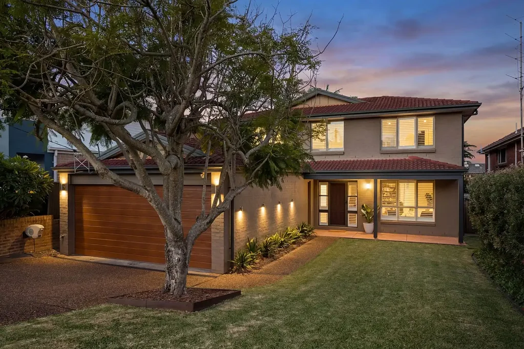 Shellharbour 5房  Grand family home steps from beach and village